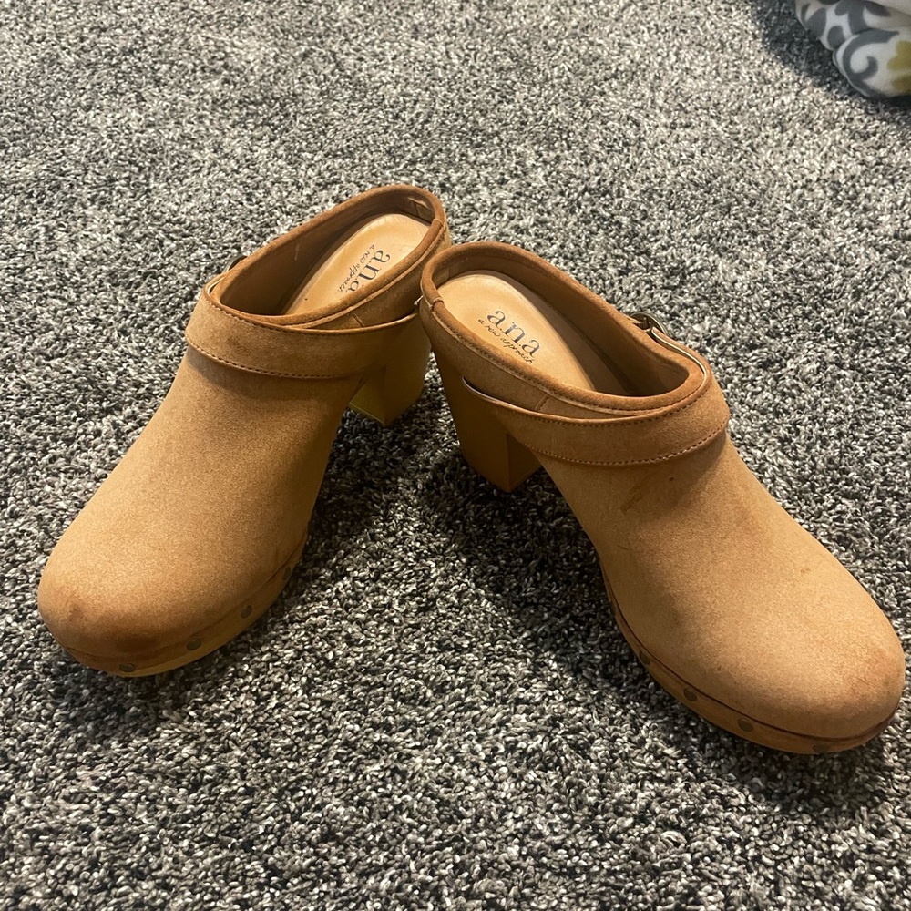 Clog heels